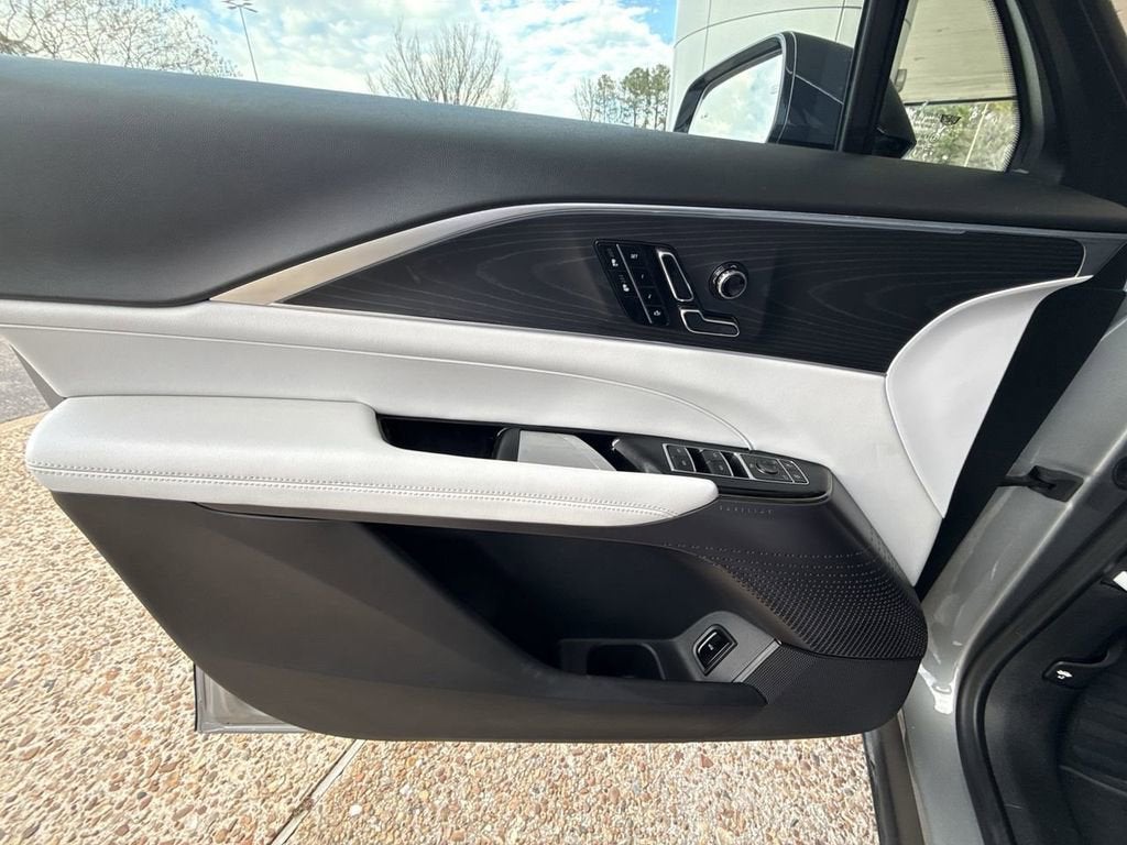 2025 Cadillac LYRIQ Luxury 1