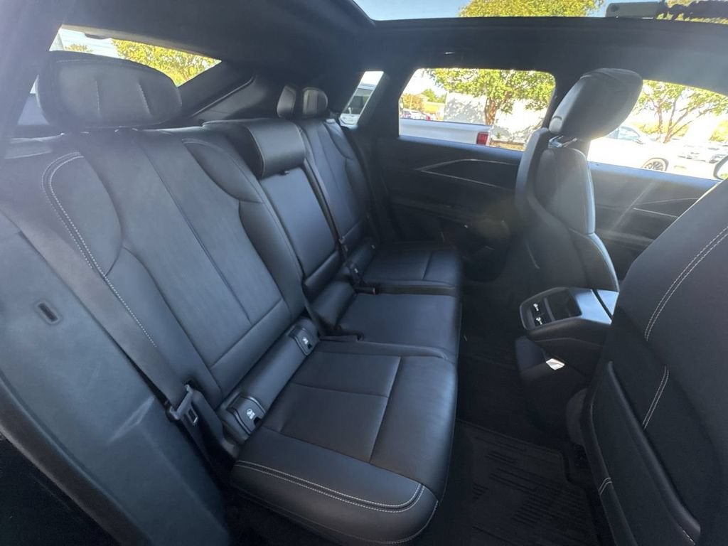 2024 Cadillac LYRIQ Luxury 1