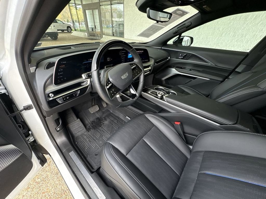 2025 Cadillac LYRIQ Luxury 2