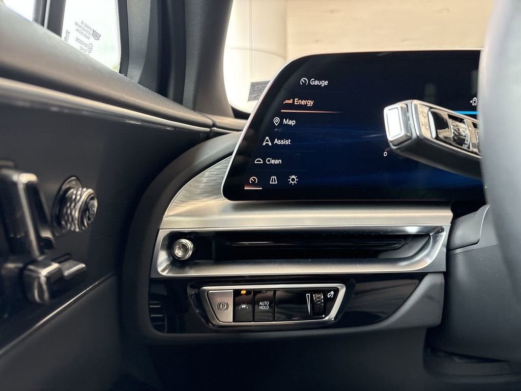 2025 Cadillac LYRIQ Luxury 2