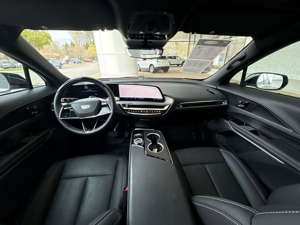 2025 Cadillac LYRIQ Luxury 2