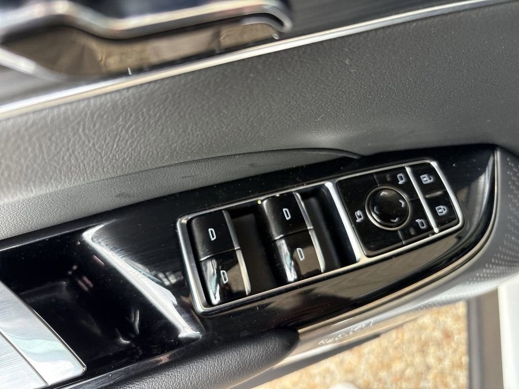 2025 Cadillac LYRIQ Luxury 2