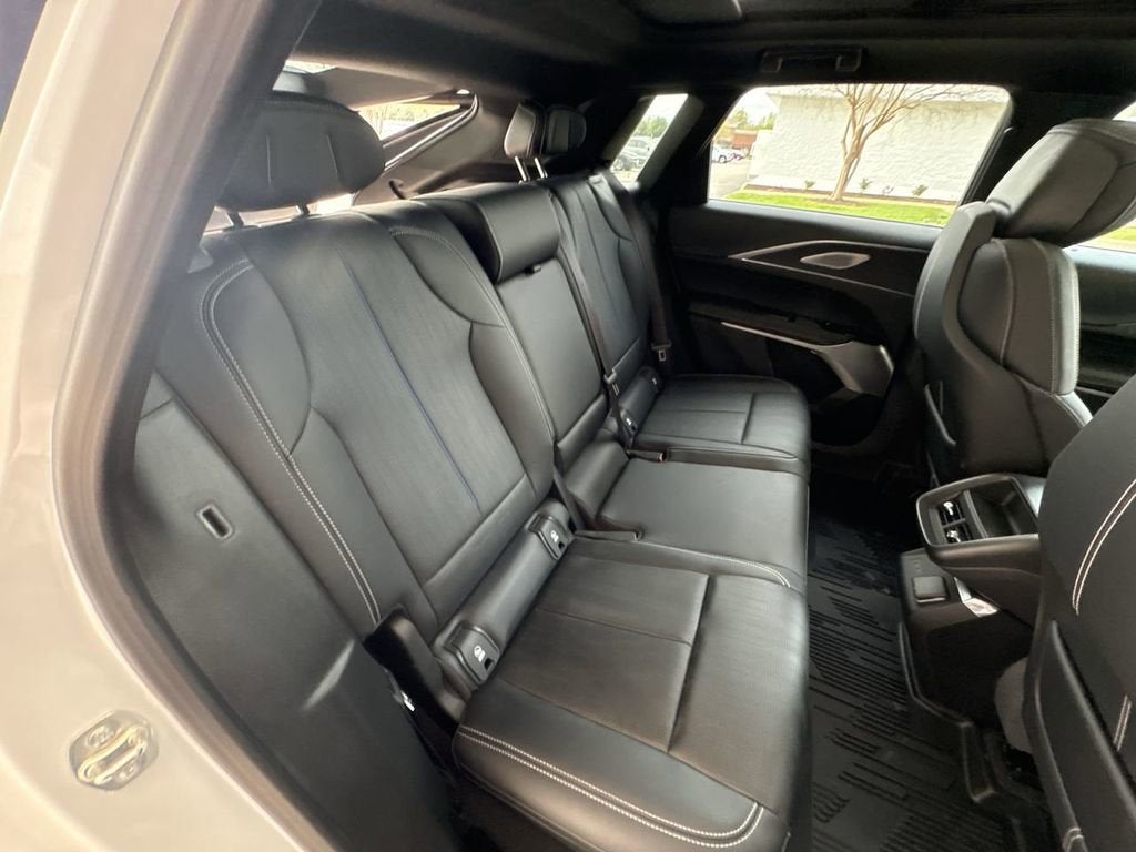 2025 Cadillac LYRIQ Luxury 2