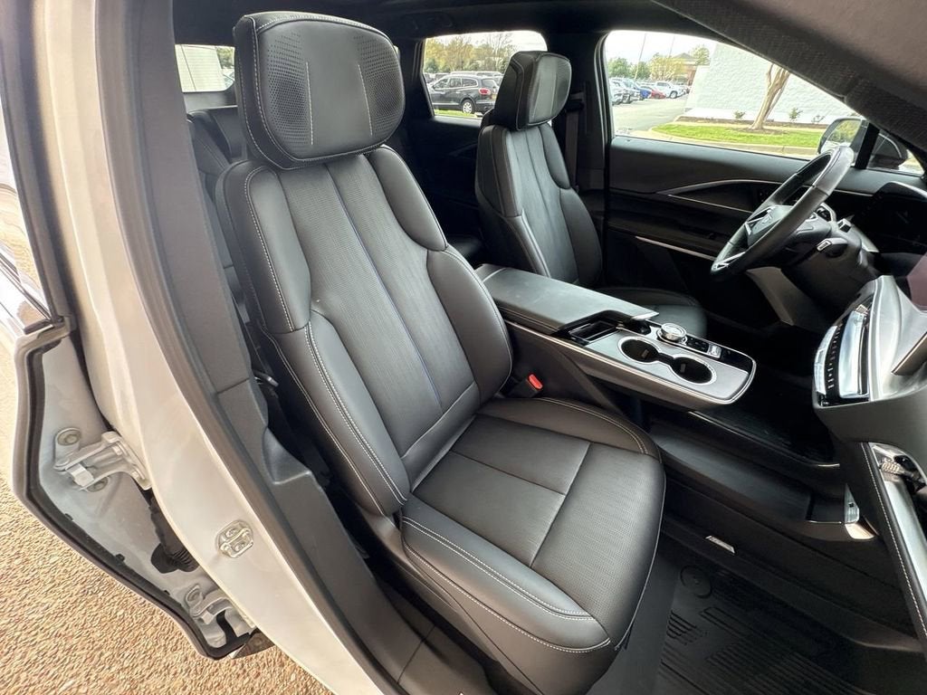 2025 Cadillac LYRIQ Luxury 2