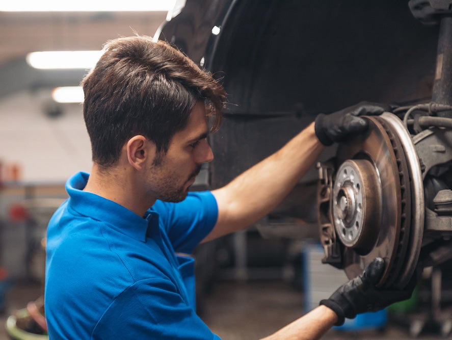 Image of service technician replacing the brakesof the vehicle